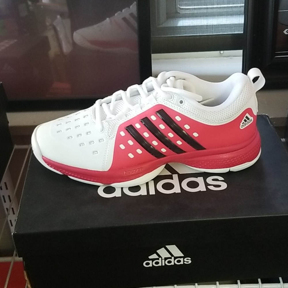 Tennis shoes